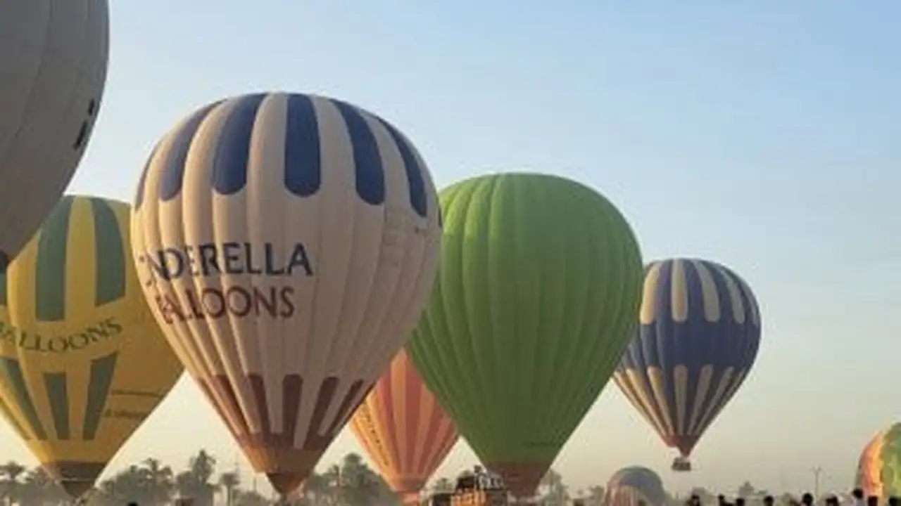 التقلبات الجوية توقف رحلات البالون الطائر في سماء محافظة الأقصر اليوم